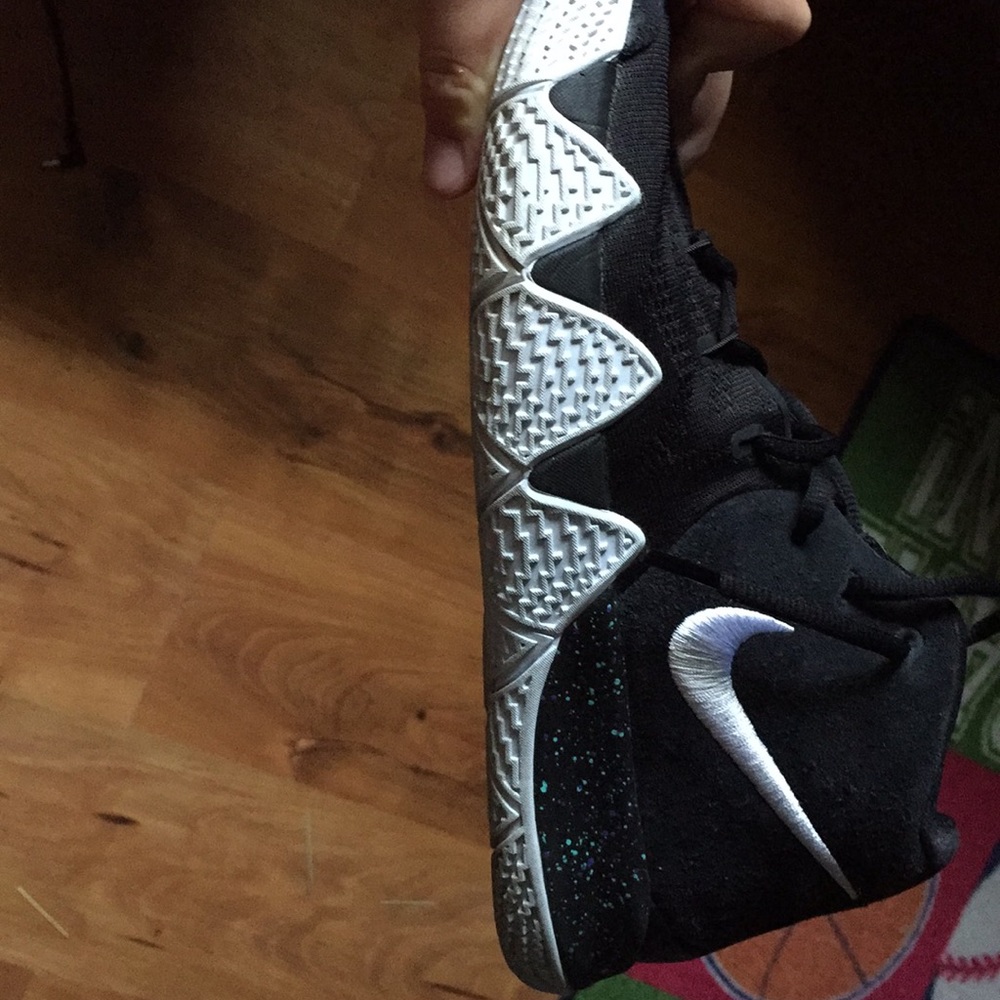 Kyrie 4 - Picture 2 of 6